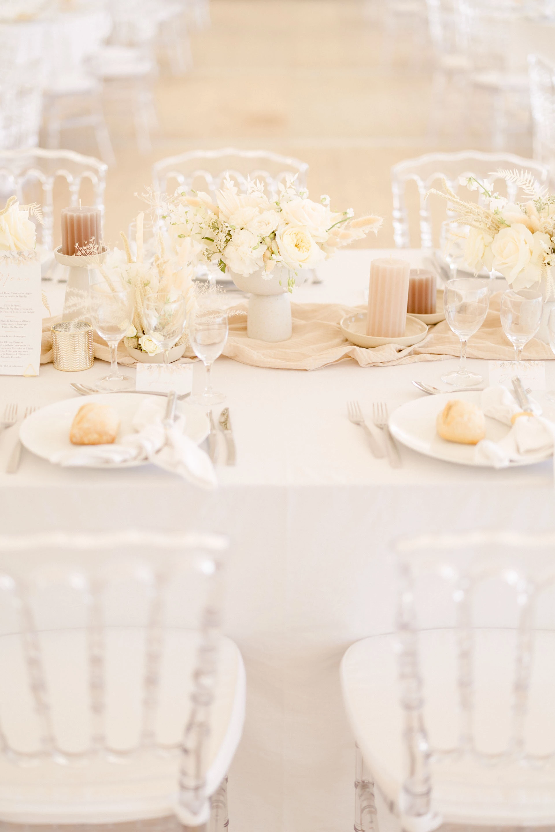 meubles vaisselle blanc verres à pied chaise